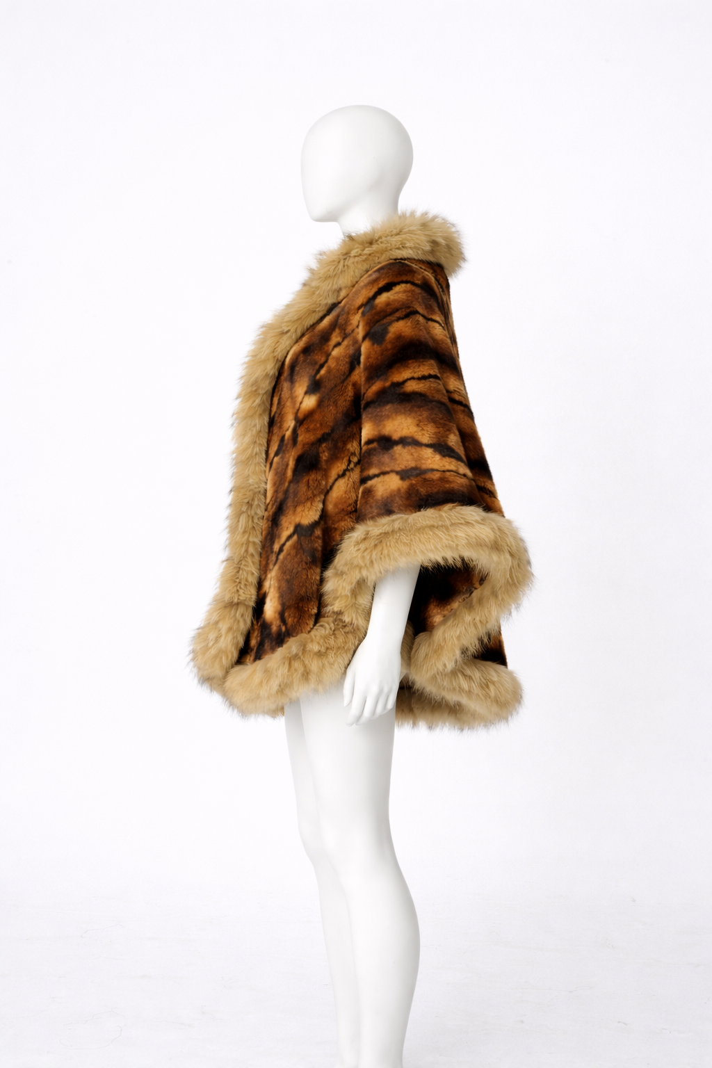 The Velmora Cape - Fox fur trim